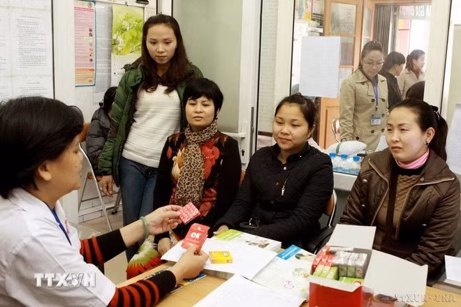 Tư vấn chăm sóc sức khỏe sinh sản cho phụ nữ phường Đồng Xuân (Hoàn Kiếm). Đây là hình thức tuyên truyền giáo dục giảm tình trạng nạo phá thai trước hôn nhân, phòng ngừa và hạn chế việc lựa chọn giói tính thai nhi, xây dựng quy mô gia đình ít con, duy trì hoạt động các mô hình câu lạc bộ nâng cao chất lượng dân số. (Ảnh: Dương Ngọc/TTXVN)