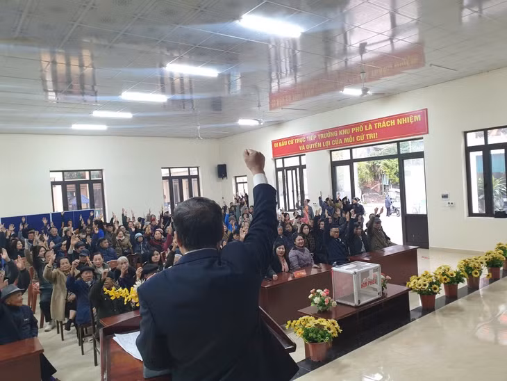 Tại khu Đồng Tiến 1, thị trấn Tiên Yên, 100% cử tri có mặt biểu quyết đồng ý với ứng viên khu trưởng khu phố.
