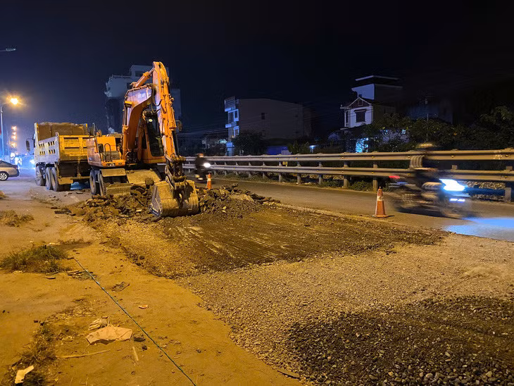 Cảnh sát lập biên bản tại hiện trường thi công dự án - Ảnh: D.T.
