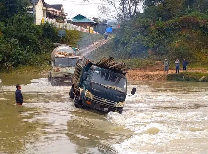 Tài xế và phụ xe đã được giải cứu an toàn, còn ô tô tải vẫn nằm lại hiện trường. Ảnh: CTV