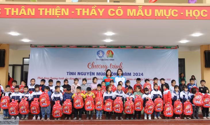 Học sinh Trường TH&amp;THCS Hoà Bình (TP Hạ Long) nhận những món quà Tết sớm tại chương trình phát động ủng hộ 5.000 suất quà cho trẻ em có hoàn cảnh khó khăn nhân dịp Tết Nguyên đán năm 2025.