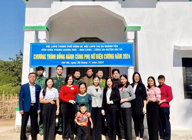 Hội LHPN TX Quảng Yên và TP Uông Bí đã hỗ trợ sửa chữa nhà cho hội viên hộ cận nghèo với số tiền 20 triệu đồng tại huyện Hải Hà.