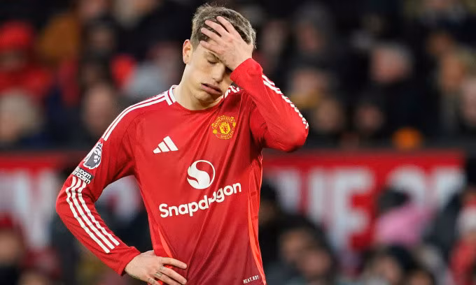 Alejandro Garnacho chán nản khi Man Utd thua Bournemouth 0-3 trên sân Old Trafford, thành phố Manchester, vòng 17 Ngoại hạng Anh ngày 22/12/2024. Ảnh: AP