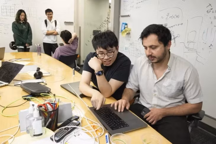 Anastasios Angelopoulos (phải) và Wei-Lin Chiang (trái), hai nhà đồng sáng lập Chatbot Arena. Ảnh: Laura Morton/WSJ.