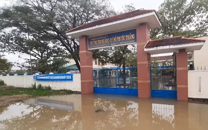 Trường THCS Phước Thắng đang bị nước lũ bao vây. (Ảnh: SGGP)