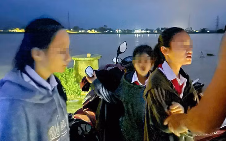 3 em học sinh bị nước cuốn trôi đã được người đàn ông cứu kịp thời - Ảnh: Người dân cung cấp