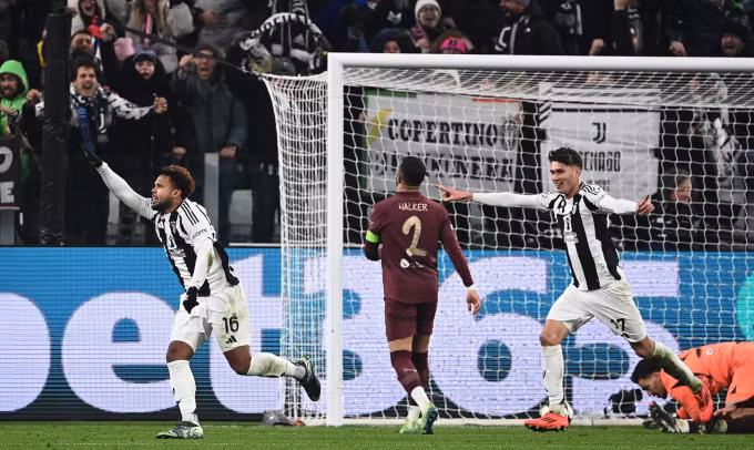Weston McKennie (trái) vui mừng sau khi ghi bàn, ấn định chiến thắng 2-0 cho Juventus. Ảnh: AFP