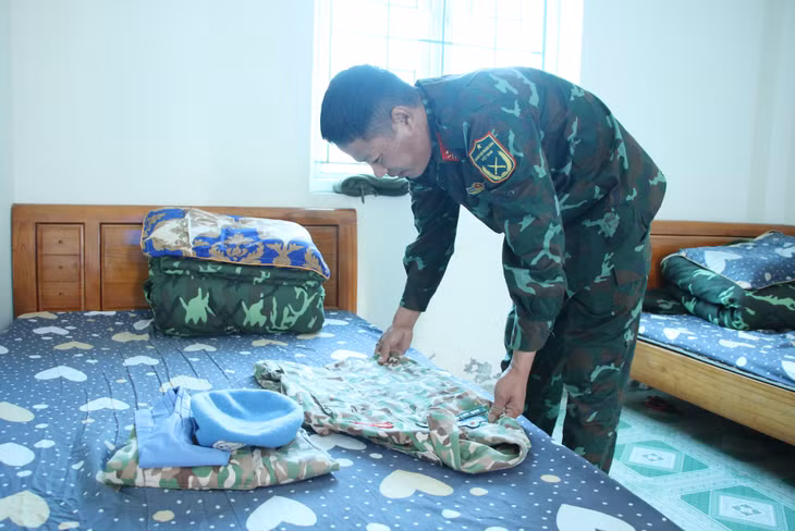 Bộ quân phục, những đồ vật kỷ niệm trong một năm trở thành chiến sĩ "mũ nồi xanh" Việt Nam luôn được Thiếu tá QNCN Ngô Quý Được trân trọng cất giữ.