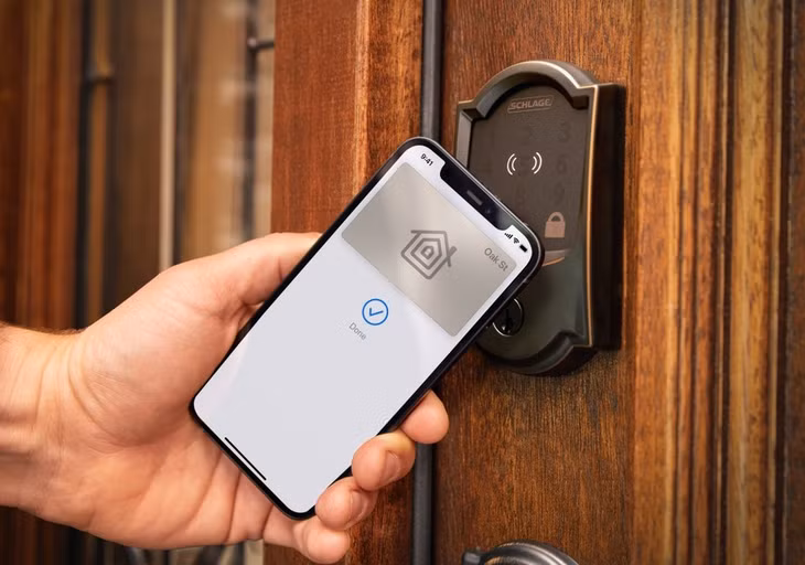 Một mẫu khóa cửa hỗ trợ mở không dây bằng iPhone. Ảnh: Schlage.