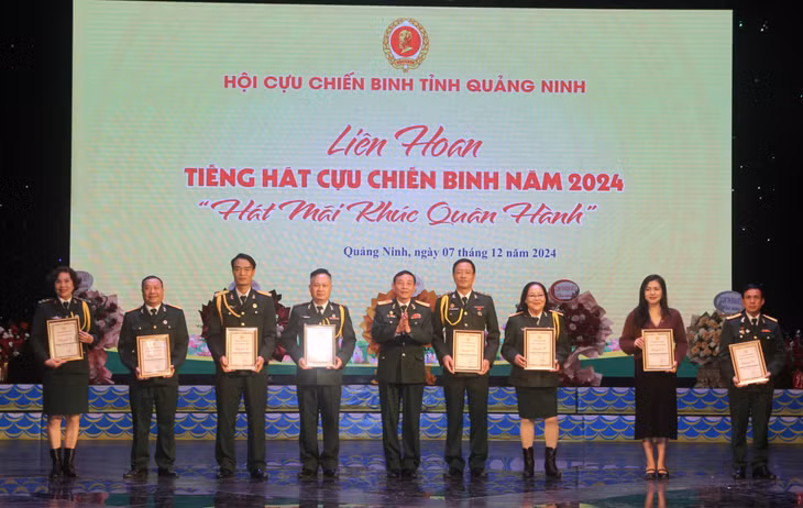 Ban tổ chức trao giải A cho các tiết mục.