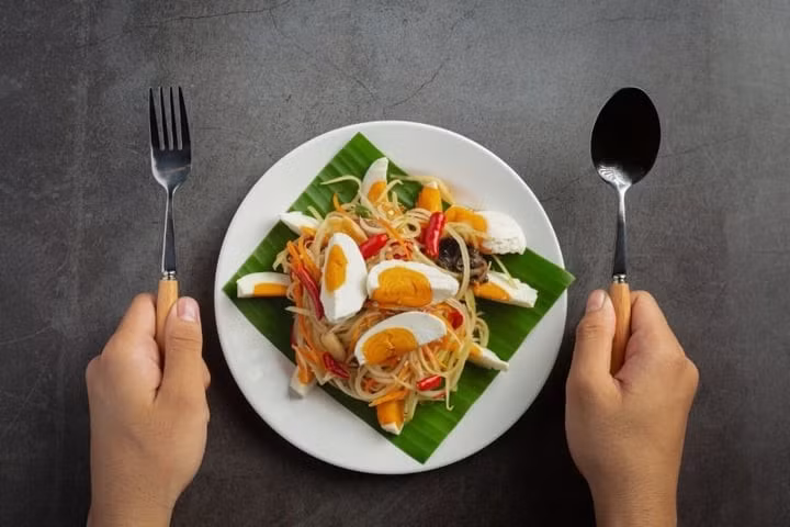 Chế độ ăn hàng ngày cần đa dạng để tránh thiếu chất. (Ảnh minh hoạ)