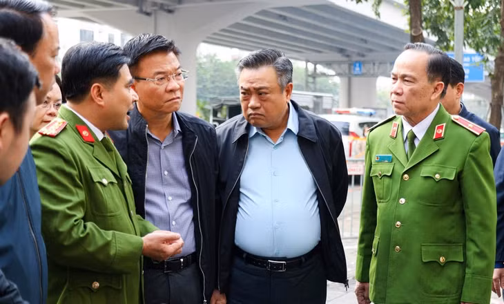 Phó Thủ tướng Lê Thành Long nghe báo cáo về công tác điều tra vụ án và khắc phục hậu quả - Ảnh VGP