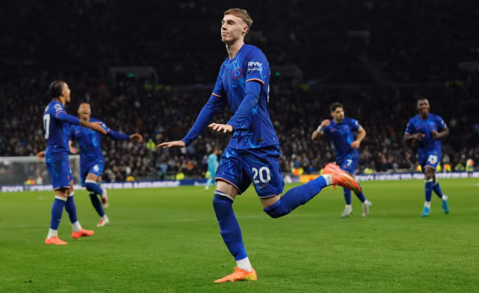 Palmer vui mừng sau khi ghi bàn nâng tỷ số lên 4-2 cho Chelsea. Ảnh: Guardian