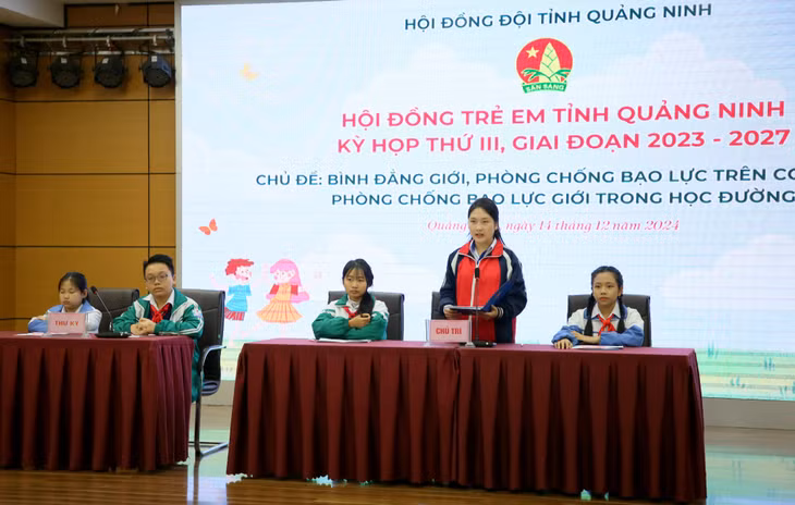 Em Phạm Minh Ánh, lớp 10B4, Trường THPT Hòn Gai, Chủ tịch Hội đồng trẻ em tỉnh, phát biểu đề dẫn kỳ họp.