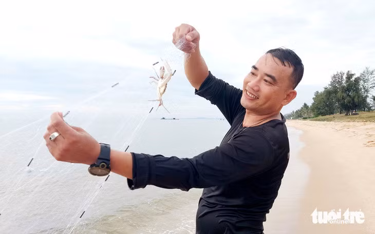 Giăng lưới bắt ghẹ, cá ở Bãi Trường (xã Dương Tơ, TP Phú Quốc, Kiên Giang)