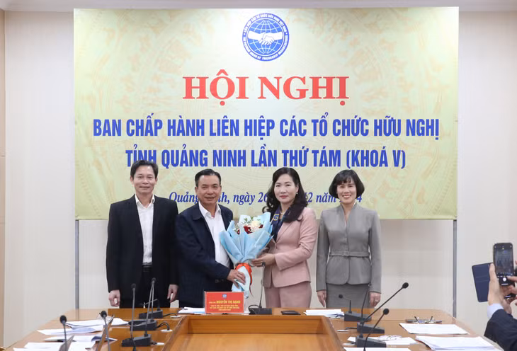 Liên hiệp các tổ chức hữu nghị tỉnh tặng hoa chia tay các đồng chí thôi không tham gia Ủy viên Ban Chấp hành, Ban Thường vụ khóa V, nhiệm kỳ 2020 - 2025.