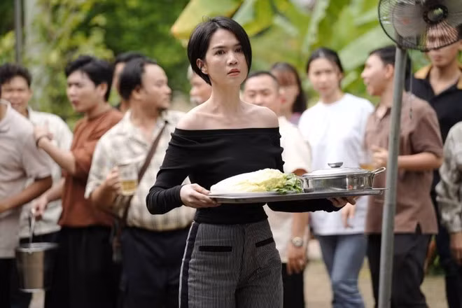 Ngọc Trinh chưa nổi bật khi đứng cùng các đàn chị.