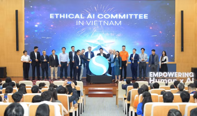 Đại diện Vinasa, ông Yoshua Bengio và các thành viên thành lập Ủy ban Đạo đức AI. Ảnh: Trần Huấn