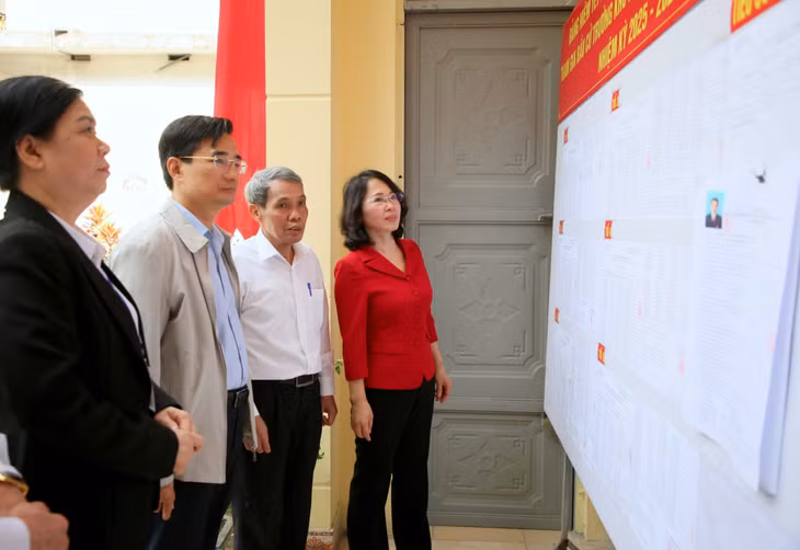 Đồng chí Phó Bí thư Thường trực Tỉnh ủy kiểm tra công tác chuẩn bị cho cuộc bầu cử Trưởng khu của khu phố Tân Lập 5, phường Cẩm Thủy.