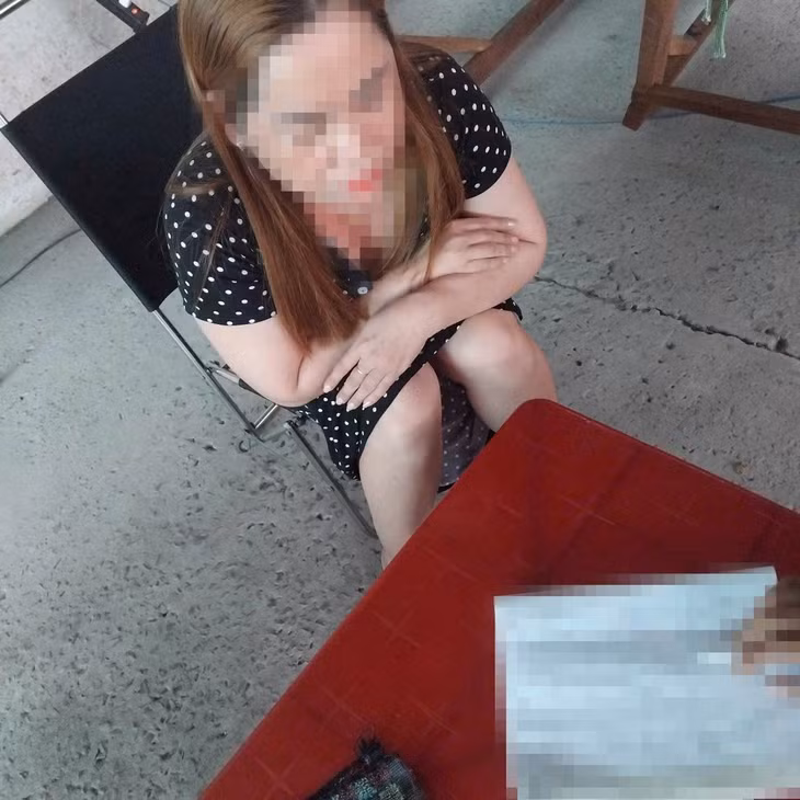 Nhân viên quán làm việc với cơ quan công an. Ảnh: Công an huyện Trà Ôn