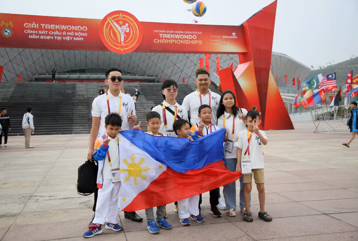 Các bạn nhỏ Philippines được gia đình, người thân đưa đi thi đấu. Cả gia đình chụp ảnh lưu niệm tại Cung Thể thao - Khu Liên hợp thể thao tỉnh (phường Đại Yên, TP Hạ Long).