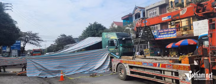 Lực lượng chức năng khám nghiệm hiện trường. Ảnh: Bảo Khánh.
