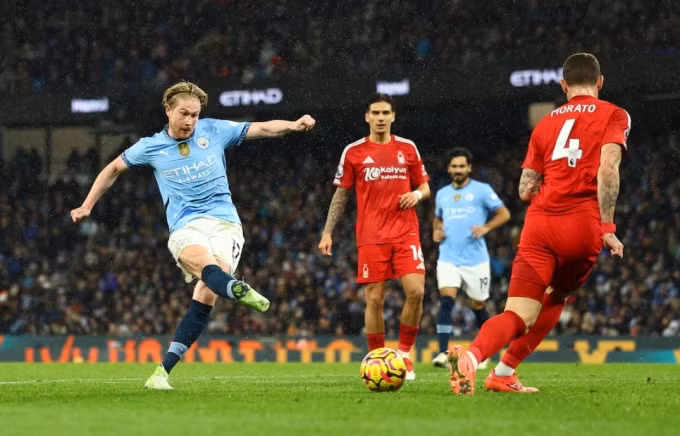 Kevin de Bruyne ghi bàn trong trận Man City thắng Nottingham Forest 3-0 ở vòng 14 Ngoại hạng Anh ngày 4/12. Ảnh: AP