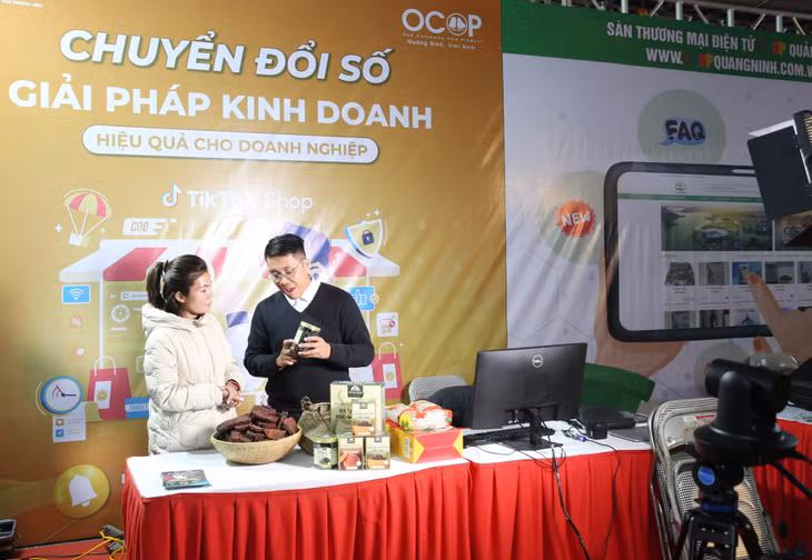 Đại diện Công ty DST Group hỗ trợ các doanh nghiệp bán hàng trực tuyến tại Hội chợ OCOP Quảng Ninh - Thu Đông 2024 diễn ra vào giữa tháng 12 vừa qua tại TP Móng Cái.