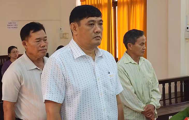 Bị cáo Nguyễn Quốc Sử (hàng đầu), Cựu giám đốc Trung tâm đăng kiểm xe cơ giới Kiên Giang 6801S, lãnh 2 năm tù về tội nhận hối lộ.
