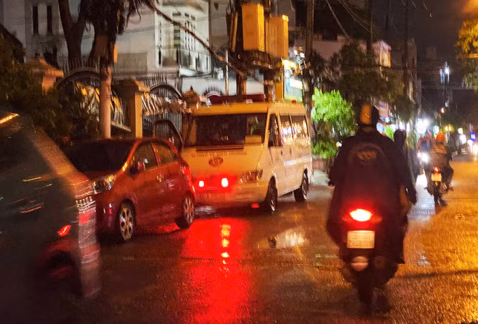 Bên ngoài đường, khu vực hiện trường, nhiều xe cứu thương và cảnh sát án ngữ. Ảnh: Nhật Vy