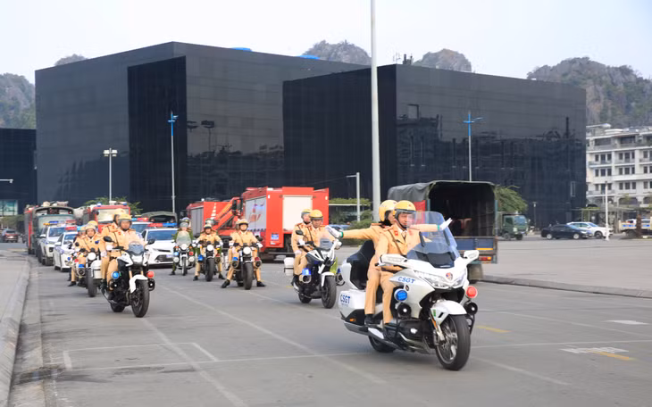 Các lực lượng chức năng diễu hành hưởng ứng lễ phát động ra quân Năm An toàn giao thông 2025.