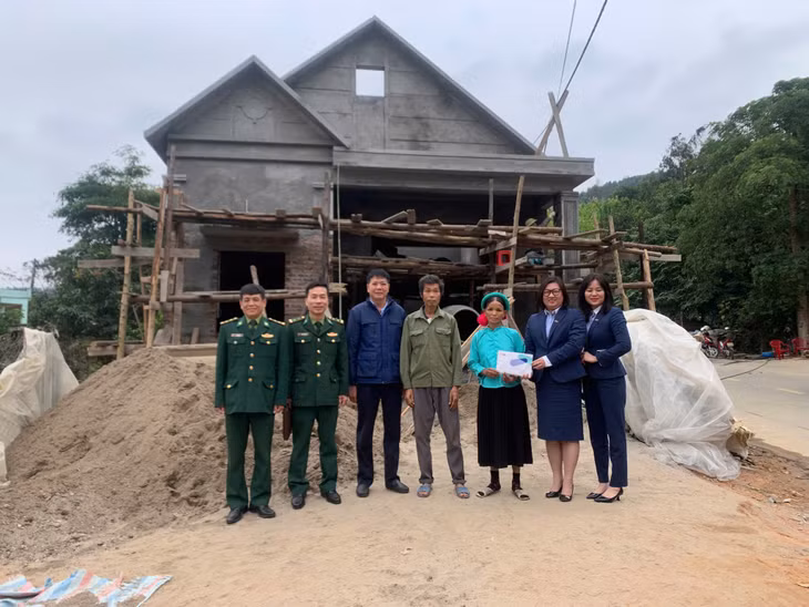 Đồn Biên phòng Cửa khẩu Hoành Mô phối hợp trao kinh phí hỗ trợ xây dựng nhà cho gia đình anh Dương A Sạch (thôn Pắc Pộc, xã Hoành Mô, huyện Bình Liêu).