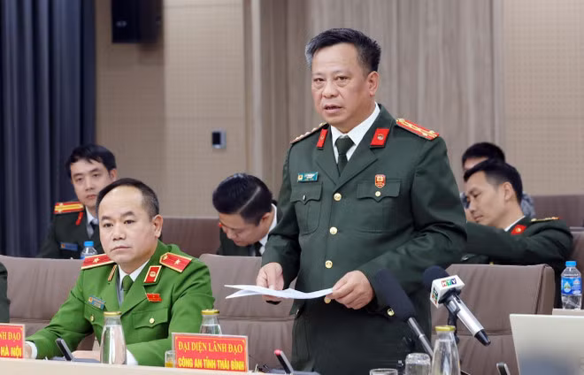 Đại tá Trần Xuân Ánh, Giám đốc Công an tỉnh Thái Bình trả lời câu hỏi của phóng viên các cơ quan thông tấn, báo chí. (Ảnh: Phạm Kiên/TTXVN)