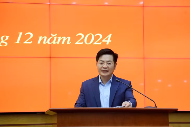 Đồng chí Bùi Hoàng Giang, Phó Chánh Văn phòng Tỉnh ủy, trình bày báo cáo tại hội nghị.