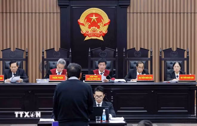 Thẩm phán, Chủ tọa phiên toà Nguyễn Xuân Văn điều hành phiên xét xử. (Ảnh: Phạm Kiên/TTXVN)