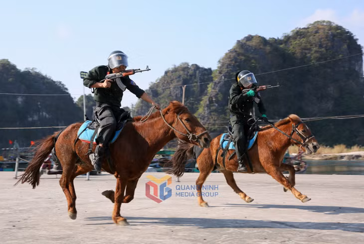 CSCĐ kỵ binh thành thục kỹ thuật điều khiển ngựa chạy đại, sử dụng súng tiểu liên AK47 bằng 1 tay, tấn công tiêu diệt đối tượng.