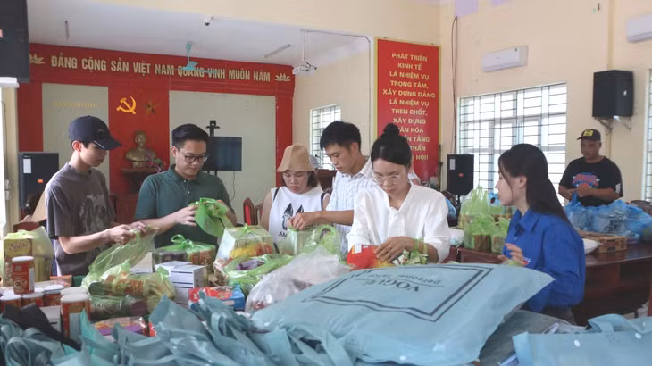 Nhóm thiện nguyện tại TP Hạ Long chuẩn bị nhu yếu phẩm trao hỗ trợ cho các hộ dân tại xã Kỳ Thượng (TP Hạ Long) bị ảnh hưởng nặng nề sau bão số 3.