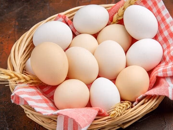 Quan sát vỏ trứng là cách phân biệt trứng cũ và trứng mới dễ thực hiện nhất. (Ảnh: Mymrgrocery)