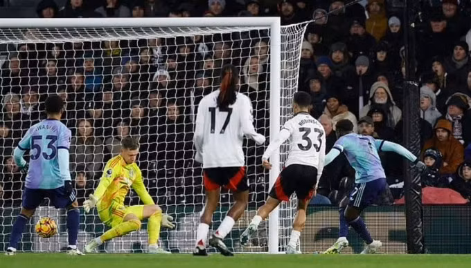 Tình huống Bukayo Saka dứt điểm tung lưới Fulham, nhưng không được công nhận. Ảnh: Reuters