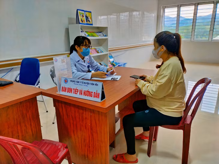 Bác sĩ Trung tâm Y tế huyện Tiên Yên tư vấn sức khỏe cho thai phụ.