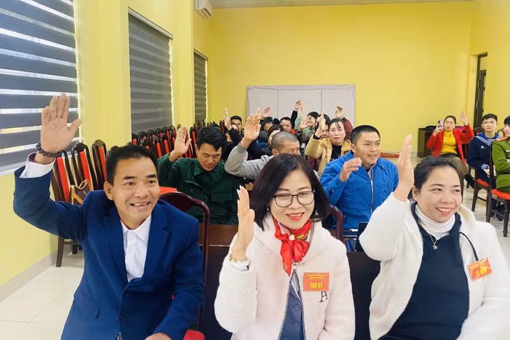 Cử tri đảo Trần, huyện Cô Tô, biểu quyết bằng giơ tay bầu trưởng thôn, bản, khu phố. Ảnh: Nguyễn Mến - CTV