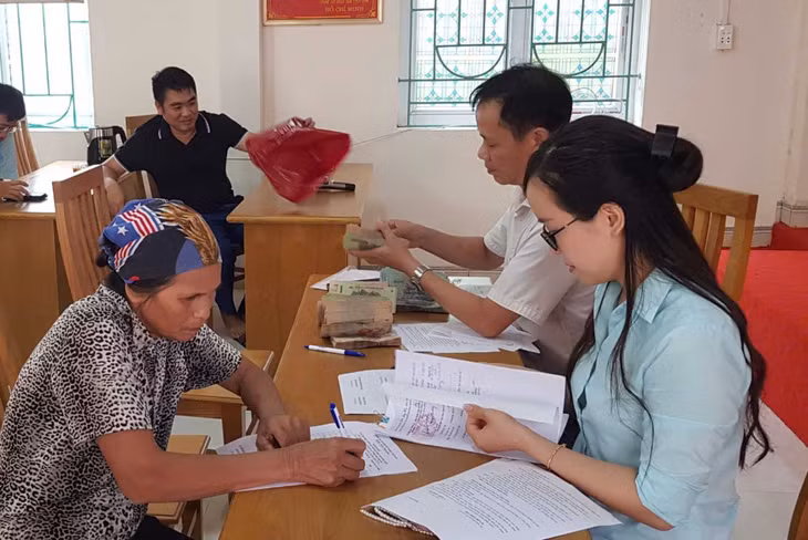 Giải ngân vốn từ Quỹ Hỗ trợ nông dân cho 10 hộ nông dân xã Đồng Rui (huyện Tiên Yên) vay thực hiện dự án trồng khoai lang tím. Ảnh: HND tỉnh.