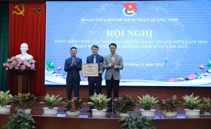 Đoàn Thanh niên Công ty CP Than Núi Béo nhận giấy khen và biểu trưng của Ban Chấp hành Đoàn Than là đơn vị xuất sắc tiêu biểu, dẫn đầu công tác Đoàn và phong trào thanh niên năm 2024.