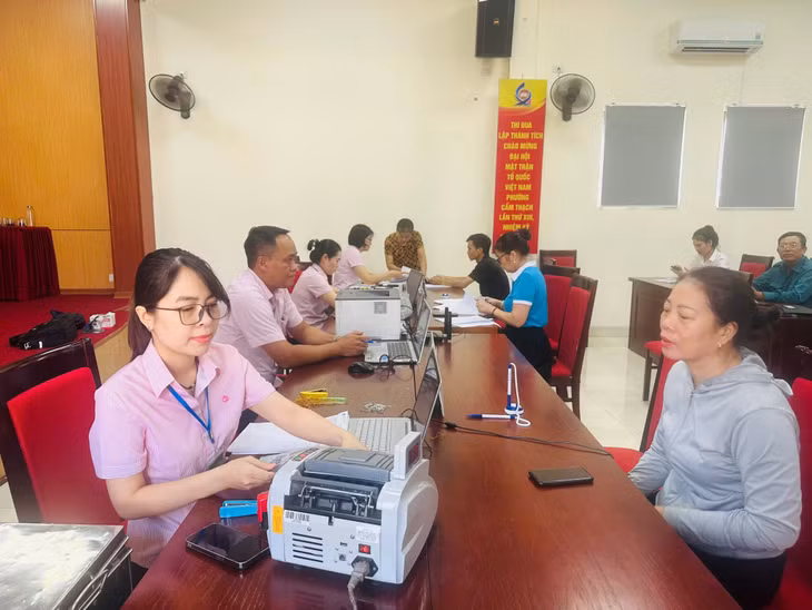Ngân hàng CSXH TP Cẩm Phả giải ngân cho vay mới hỗ trợ người dân sau bão số 3.