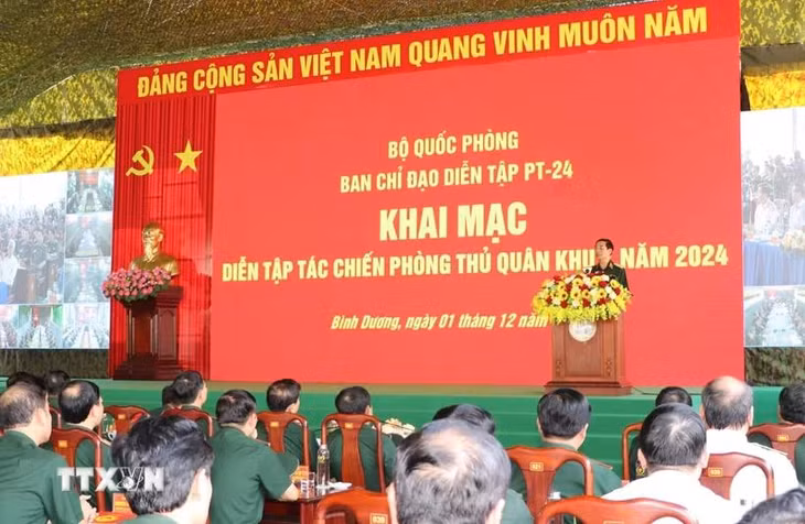 Toàn cảnh buổi khai mạc diễn tập tác chiến phòng thủ Quân khu 7 năm 2024. (Ảnh: Huyền Trang/TTXVN)