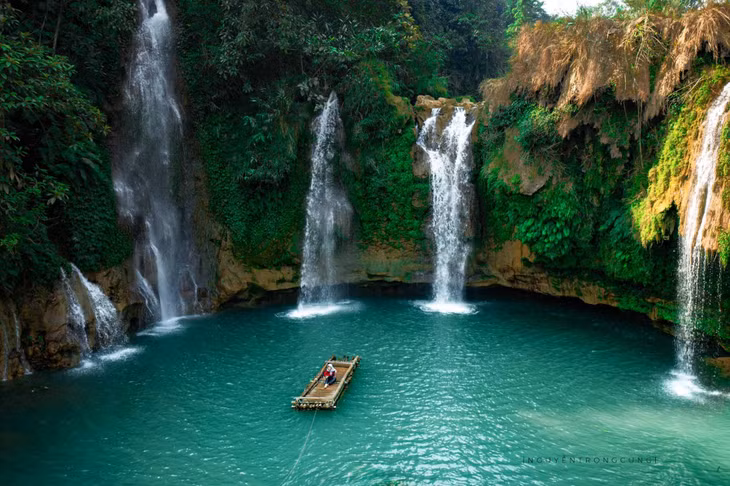 Du khách có thể trải nghiệm các hoạt động thú vị như chèo kayak, đi bè tre ngắm cảnh và chụp ảnh. Ảnh: Nguyễn Trọng Cung