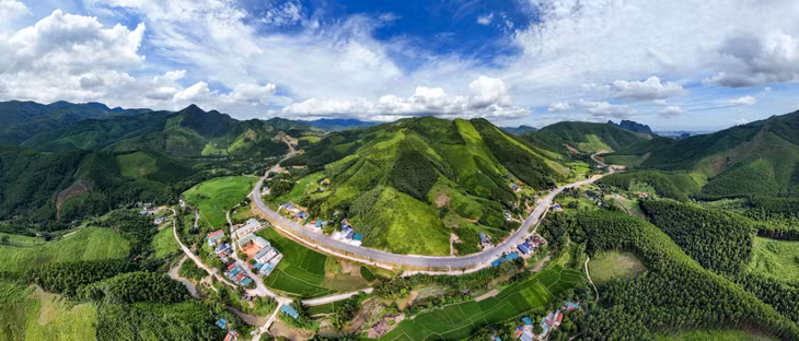 Đường 342 nối TP Hạ Long, huyện Ba Chẽ đến Lạng Sơn. Công trình có tổng mức đầu tư hơn 800 tỷ đồng từ nguồn vốn ngân sách tỉnh.