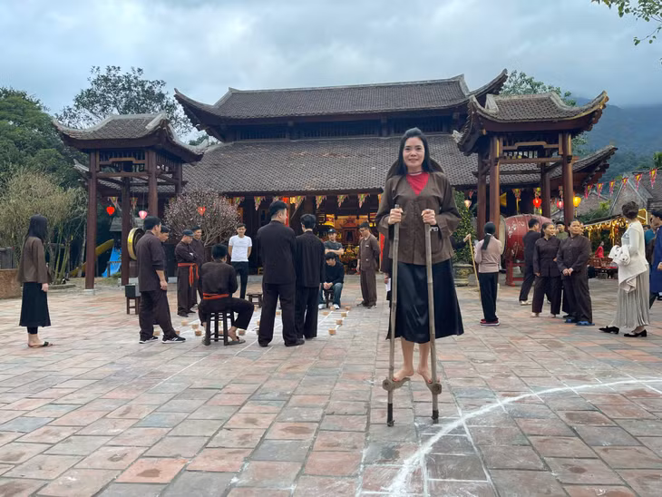 Người dân tham gia trò chơi đi cà kheo tại chương trình “Làng Việt - Tết xưa” năm 2024 tại Đình Làng Nương (xã Thượng Yên Công, TP Uông Bí).