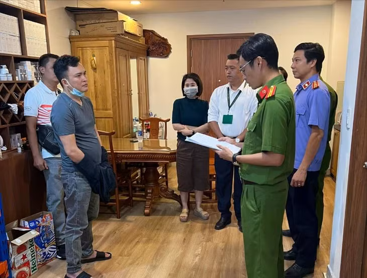 Công an thi hành lệnh bắt và khám xét nơi ở của bị can Trần Cao Long. Ảnh: HD