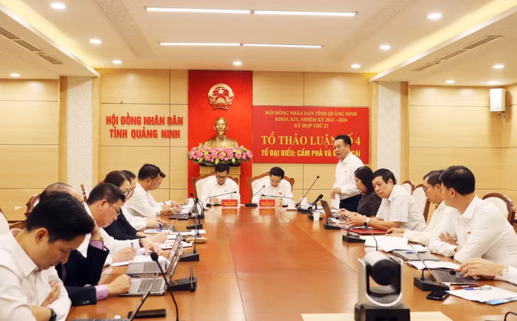 Quang cảnh thảo luận tại Tổ thảo luận số 4.